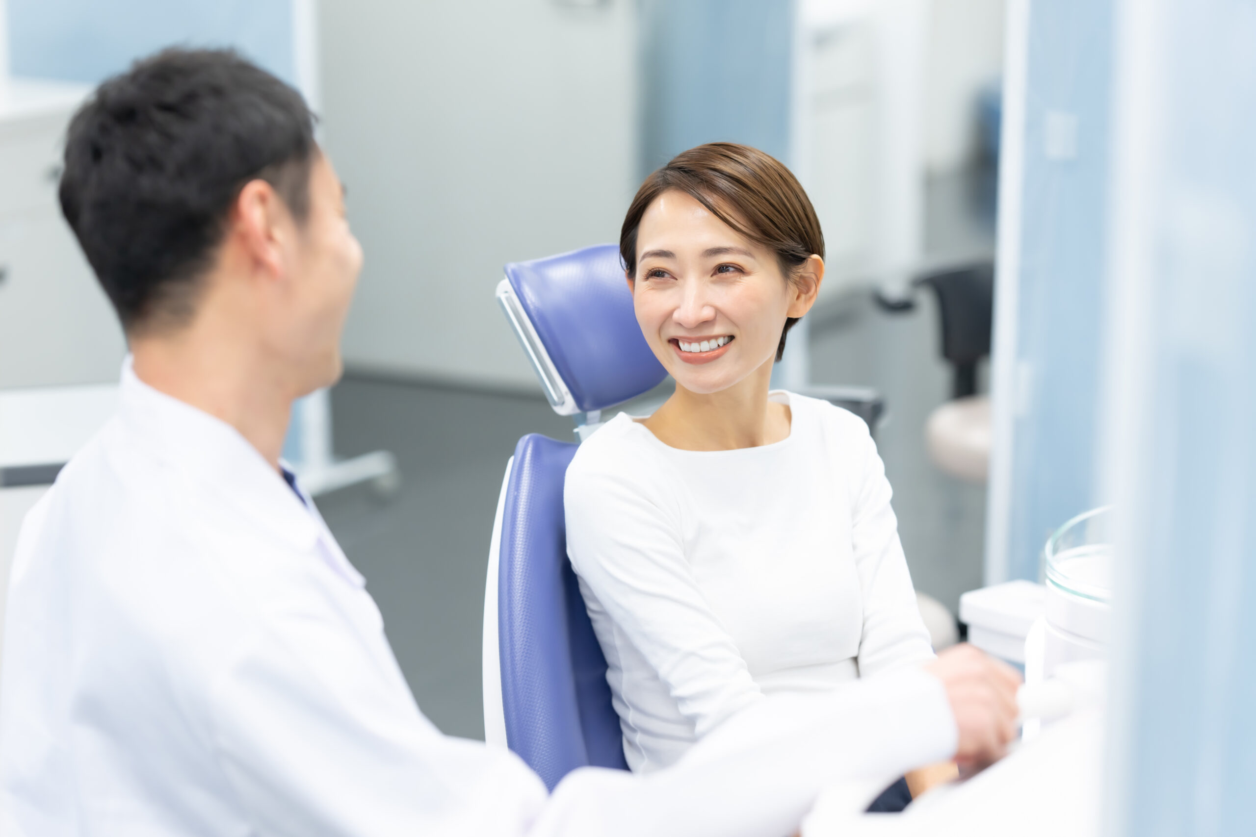 歯科医師と笑顔で会話する女性