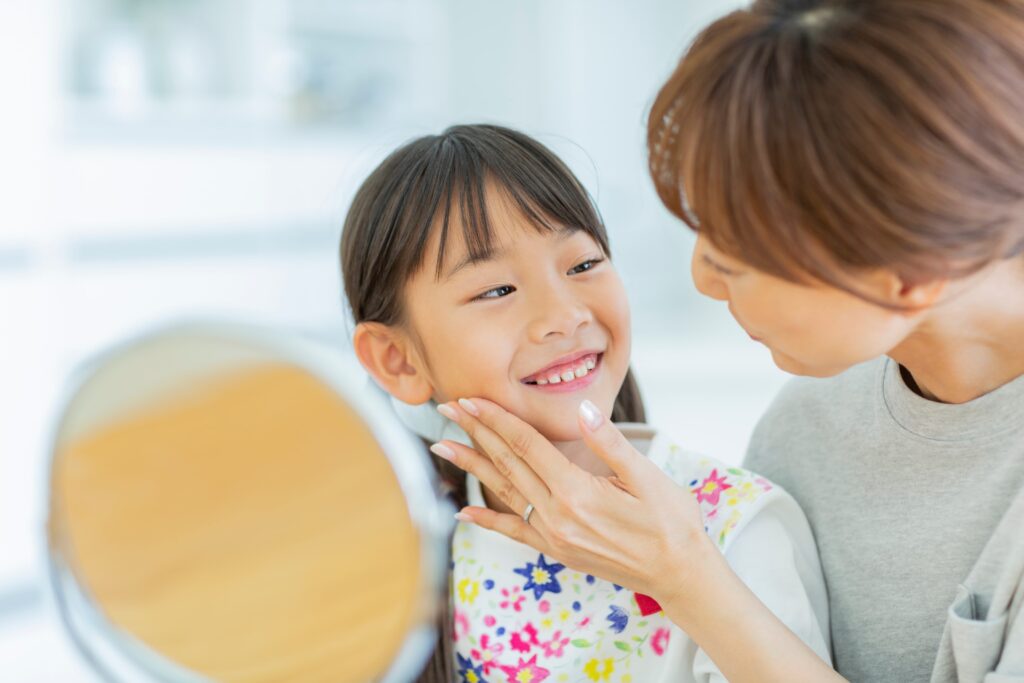 虫歯が治り笑顔の子供