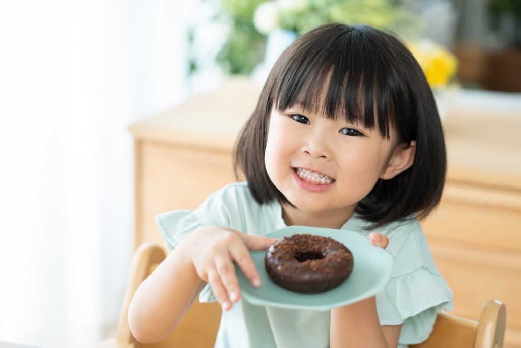 ドーナツを食べようとしている子供