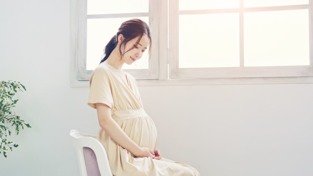 椅子に座っている妊婦