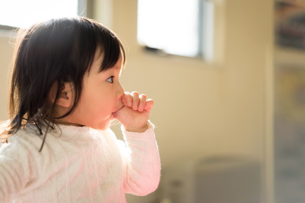 子どもの歯並びが悪くなってしまう原因である指しゃぶりをする子ども